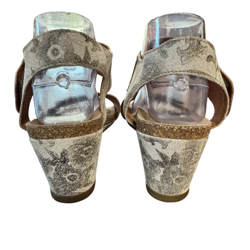Women’s Taos Size 9-9.5 Gray/White Floral Carousel 2 Wedges w Hook/Loop Closures